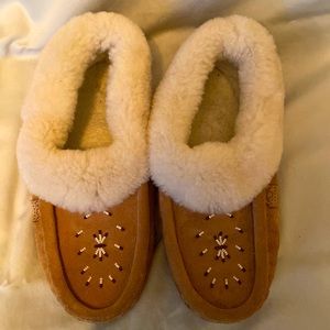 Slipper moccasin style